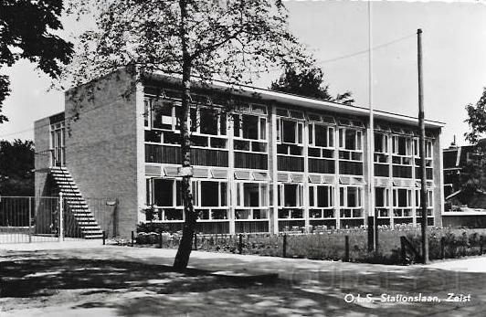 Wilhelminapark0005, O.L.S. Stationslaan.jpg - Het Spoor bestaat vanaf 1957 en is sinds mei 1987 een Jenaplanschool. De school is gelegen op een mooi terrein met veel speelruimte nabij het centrum van Zeist. Op het terrein is een apart gebouw waar twee van de vier kleutergroepen gehuisvest zijn. In 2007 zijn de twee kleuterlokalen van deze dislocatie gerenoveerd. In 2002 is het hoofdgebouw volledig gerenoveerd en er zijn vijf nieuwe lokalen bijgebouwd. De hal is nu een grote gemeenschapsruimte die gebruikt wordt voor zowel de kleutergym als voor de Vieringen. De jenaplanschool Het Spoor telt met ingang van 1 oktober 2014 – 340 kinderen.